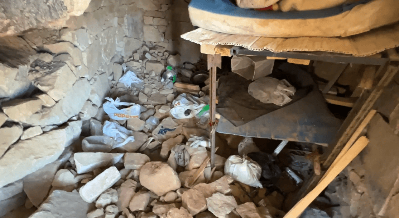 En el interior hay 
<b>una litera en malas condiciones, así como residuos de alimentos y comida no perecedera</b>. El piso, como toda la rudimentaria construcción, también es de piedra.