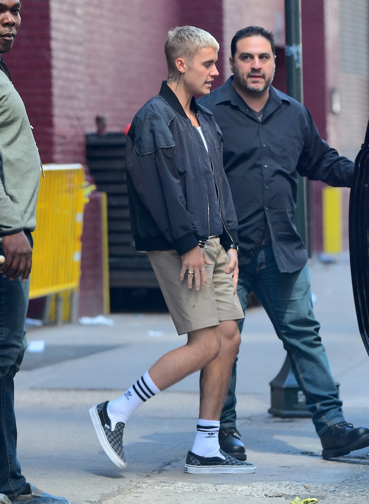 Justin Bieber, de pantalones cortos y dejando ver su tatuaje de Jesucristo en las piernas, estuvo dos horas en su servicio religioso. Al salir, abrazó y besó de manera afectuosa al Pastor Rich Wilkerson, quien ha ganado popularidad recientemente por ser amigo de Kourtney Kardashian.