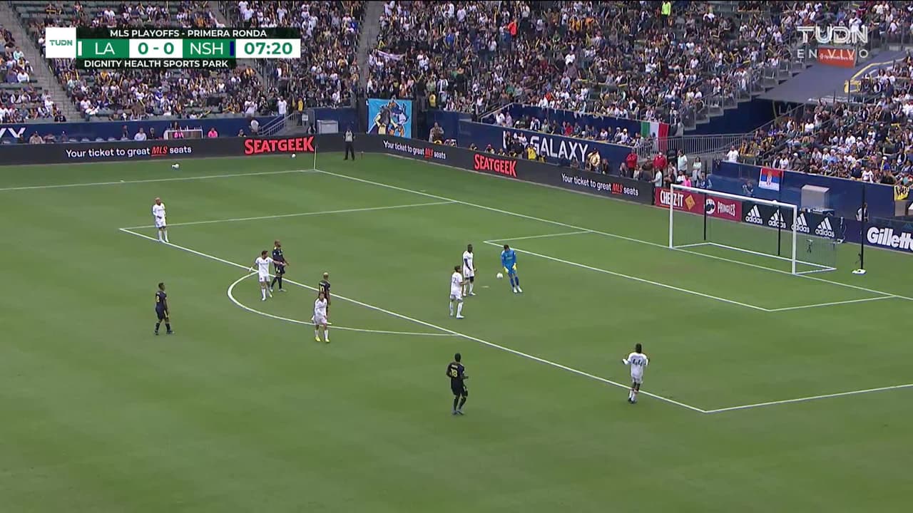 ¡TIRO ATAJADO! disparo por Teal Bunbury.