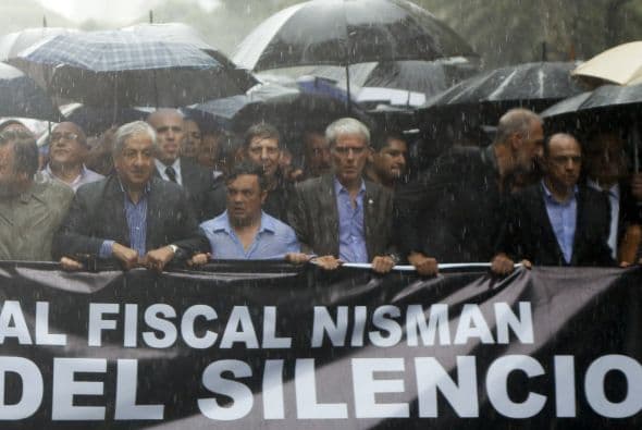 La “marcha del silencio” fue encabezada por los familiares del fiscal Nisman que recibieron un enorme apoyo de la sociedad argentina.