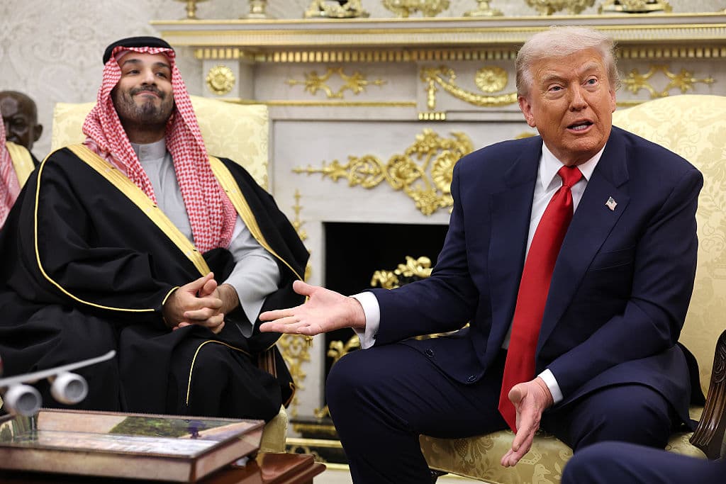El presidente Donald Trump junto al príncipe heredero y primer ministro de Arabia Saudita, Mohammed bin Salman, en el Despacho Oval de la Casa Blanca el 18 de noviembre de 2025 en Washington DC.