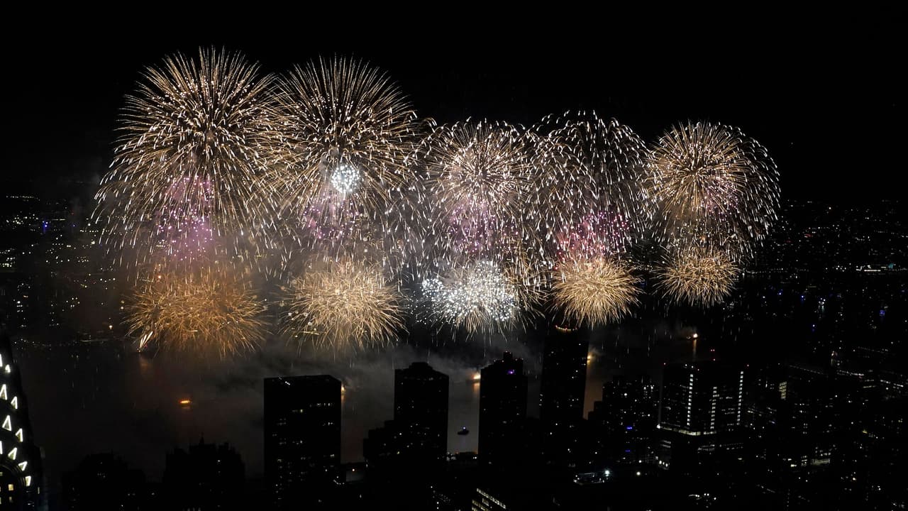 La peligrosa mezcla de extremo calor, resequedad en la naturaleza y una posible chispa de los fuegos artificiales este 4 de Julio podría terminar en tragedias e incendios masivos. En algunos estados han decidido sustituir los espectáculos con pólvora, pero en otros, como Arizona, se mantienen a pesar de las temperaturas. 
<a href="https://vix.com/es-es/canales/channel-callsign-frequancy-news-24-7?utm_medium=internal_referral&utm_source=univision&utm_campaign=evergreen&utm_content=ed_news&utm_term=video"><b>Puedes ver en ViX más noticias gratis</b></a>.