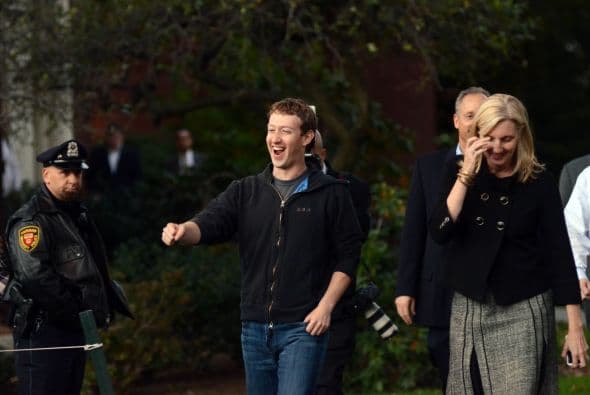 Se espera que la empresa comience a vender acciones al público por primera vez y comience a cotizar el viernes en el índice Nasdaq. La oferta pública inicial valúa a Facebook en casi $100 mil millones, mucho más valiosa que empresas emblemáticas como Disney, Ford y Kraft Foods.