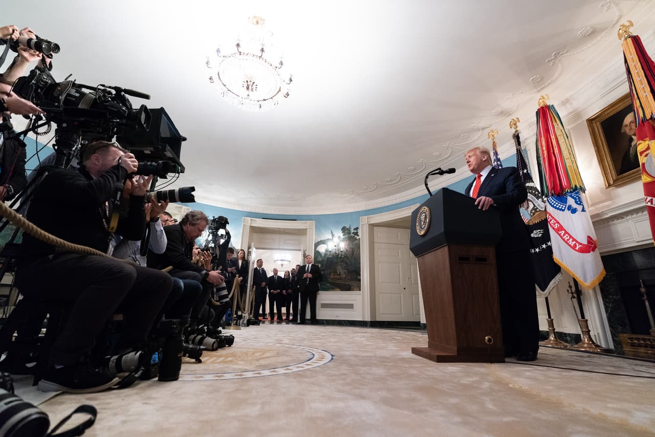 A la sala entraron varios camarógrafos y periodistas.