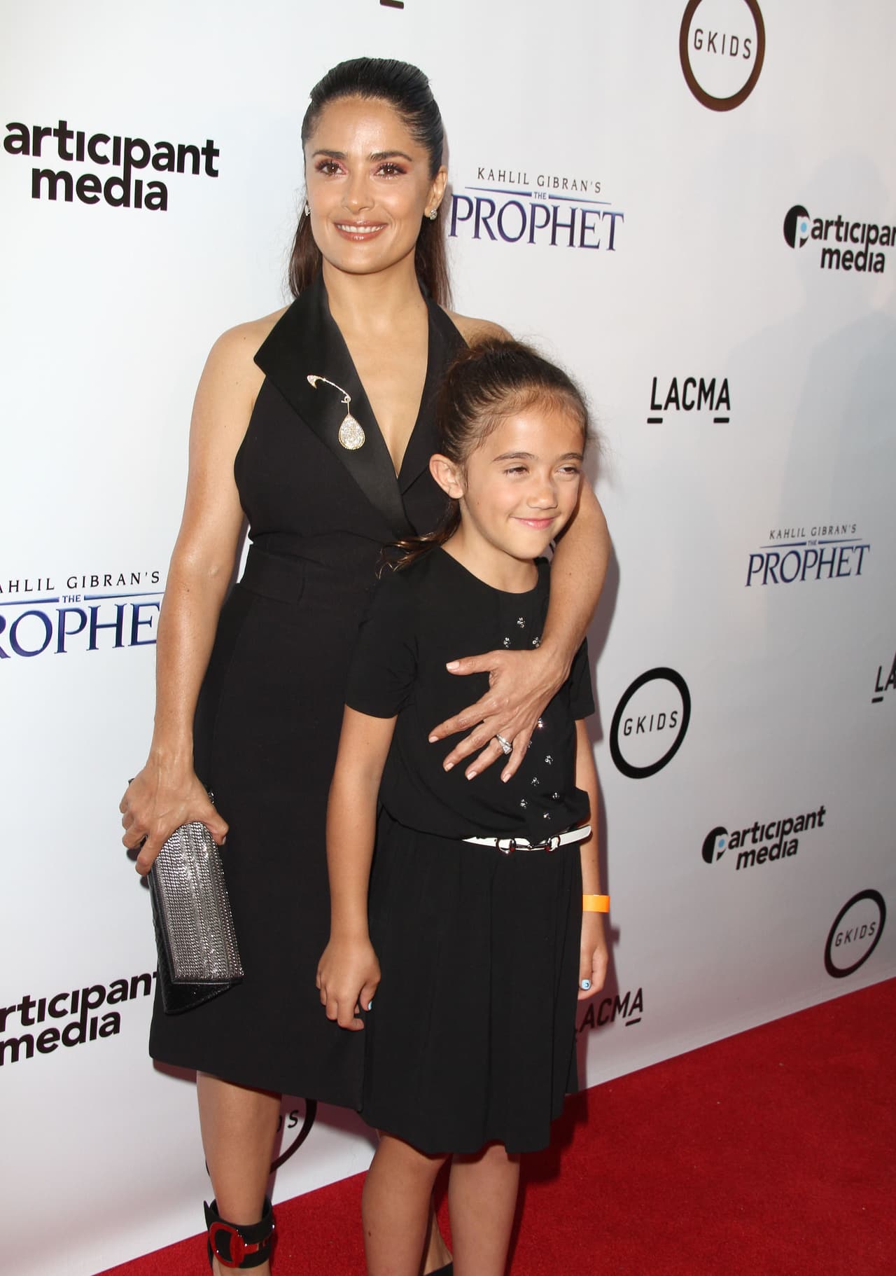 Madre e hija iban coordinadas en negro.