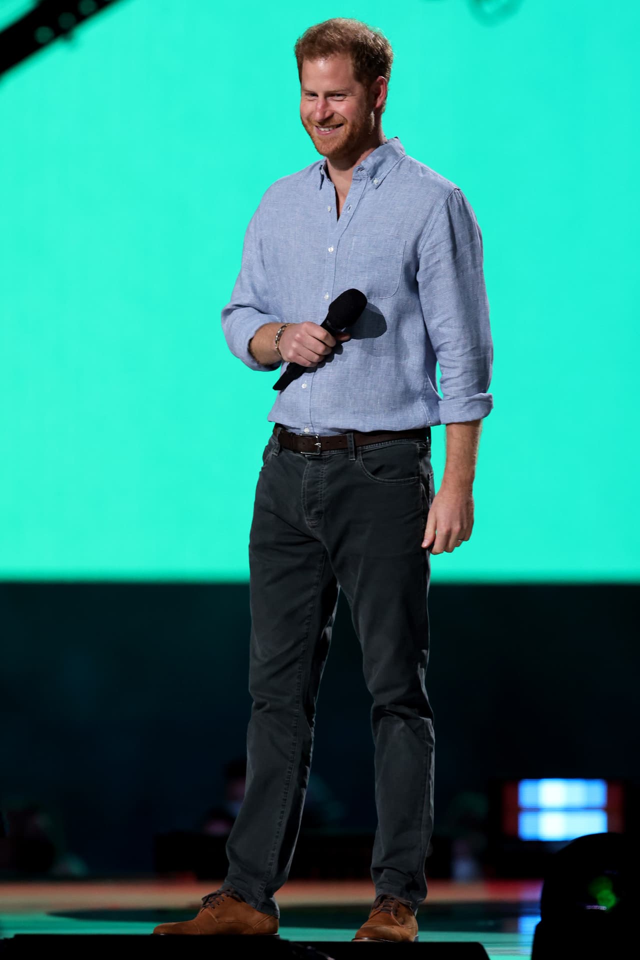 El príncipe subió al mismo escenario en el que también aparecieron otras figuras como 
<b><a href="https://www.univision.com/famosos/ben-affleck-visita-jlo-casa-exprometida" target="_blank">Jennifer López, Ben Affleck</a></b> y Selena Gómez, entre otros. 
<br>