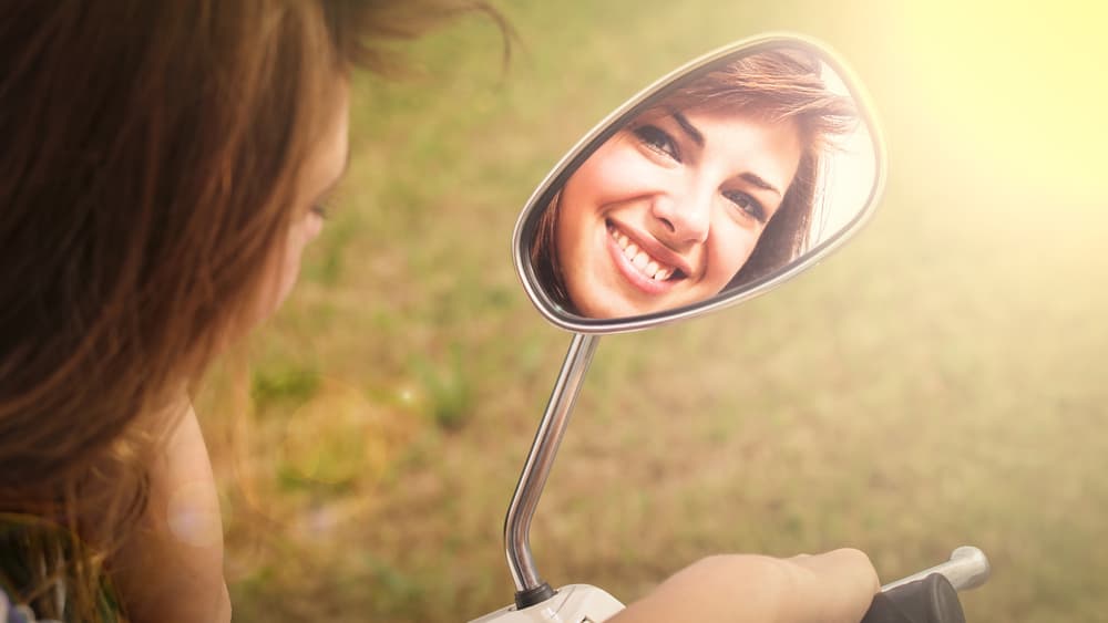 Recuerda lo que tú piensas de ti, es lo que reflejas. Cambia al lado positivo, qué pasaría si prestas más atención y dices: ¡Qué bien me veo hoy!