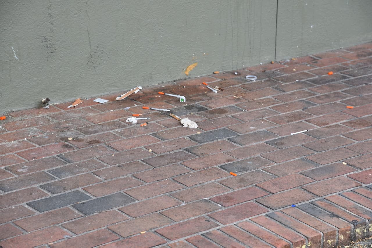 Según los oficiales, han recibido muchas denuncias en los últimos años de homicidios, sobredosis de droga, tiroteos, violencia doméstica y robos, entre otros delitos.
<br>