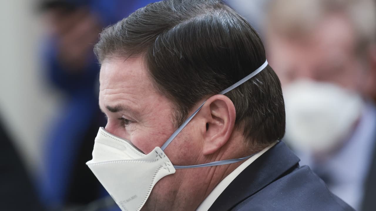 Juez desestima demanda de Arizona por límites en fondos de ayuda por el covid-19