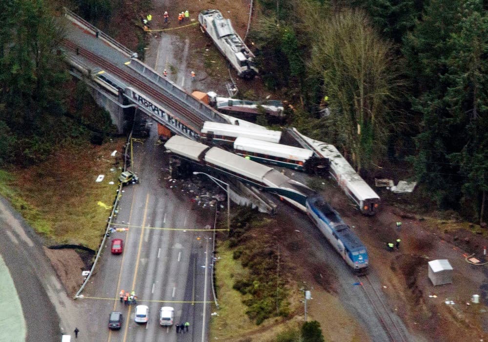 Qué sabemos y qué no: las incógnitas del accidente de tren en Seattle que dejó tres muertos
