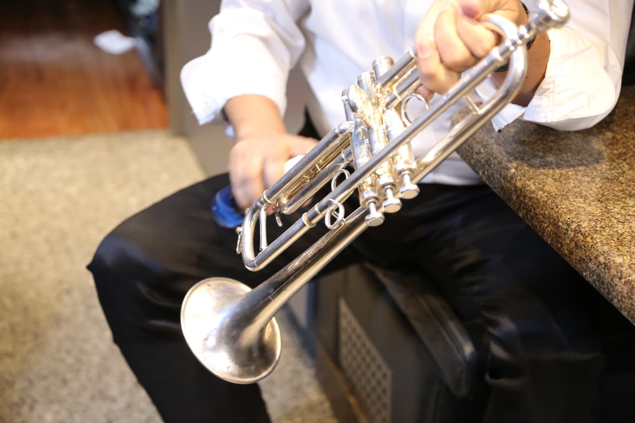 Una vez el bus llega a su destino final, la acción comienza para los integrantes de El Recodo, quienes empiezan a ensayar los instrumentos y a ultimar cada detalle para subir al escenario y complacer al público.