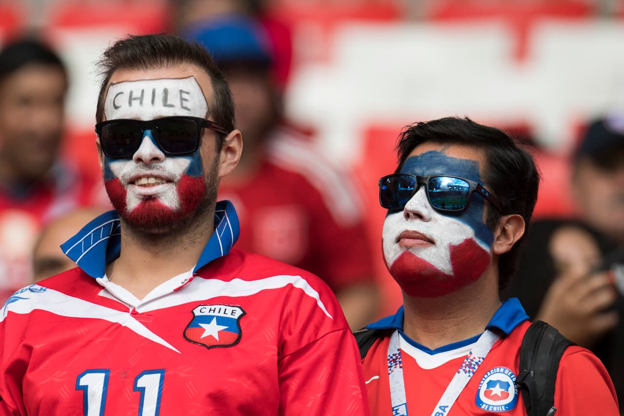 Gran pintada la de estos aficionados chilenos con el antiguo escudo de la selección de su país.