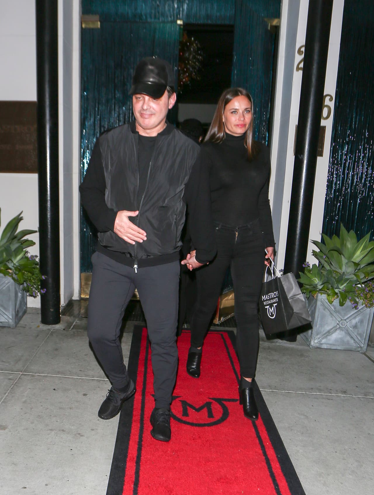 Se nota que siguen muy enamorados pues no se soltaron de la manita.