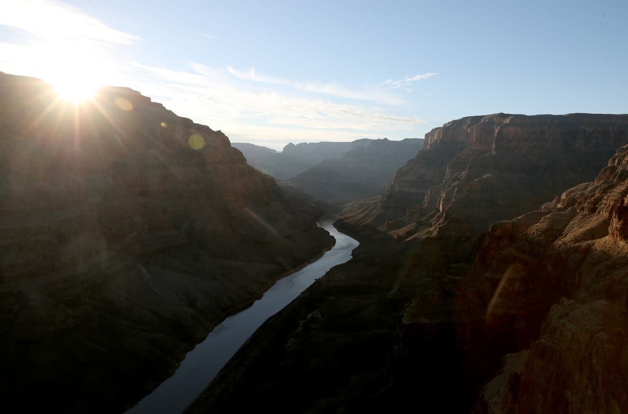 ¿Qué partes del parque estarán abiertas?Pipe Creek VistaShoshone pointTwin OverlooksDuck on a RockThor's HammerNo Name PointNavajo Point along East Desert View Drive. (Los vehículos serán dirigidos a dar la vuelta en Navajo Point)