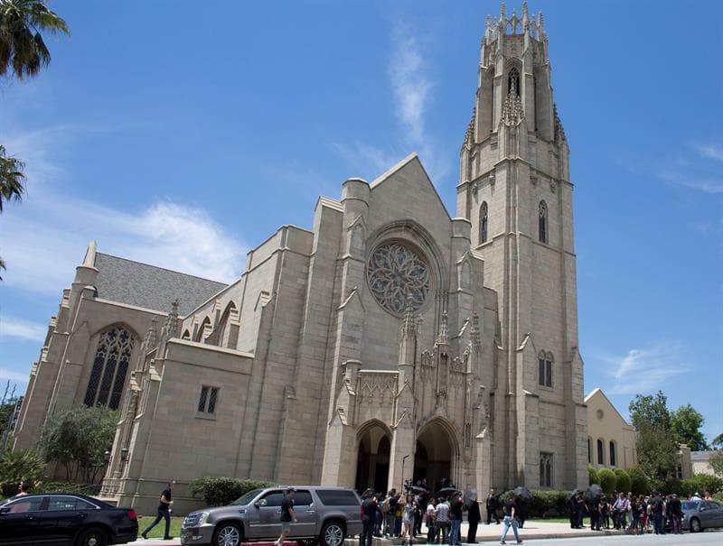 Chiquis Rivera y Lorenzo Méndez se dieron el “sí” en una emotiva ceremonia este sábado 29 de junio. Fue a las 14:00 horas, tiempo local de Los Ángeles, cuando dio inicio la misa. Los novios estuvieron rodeados por sus familiares y amigos.