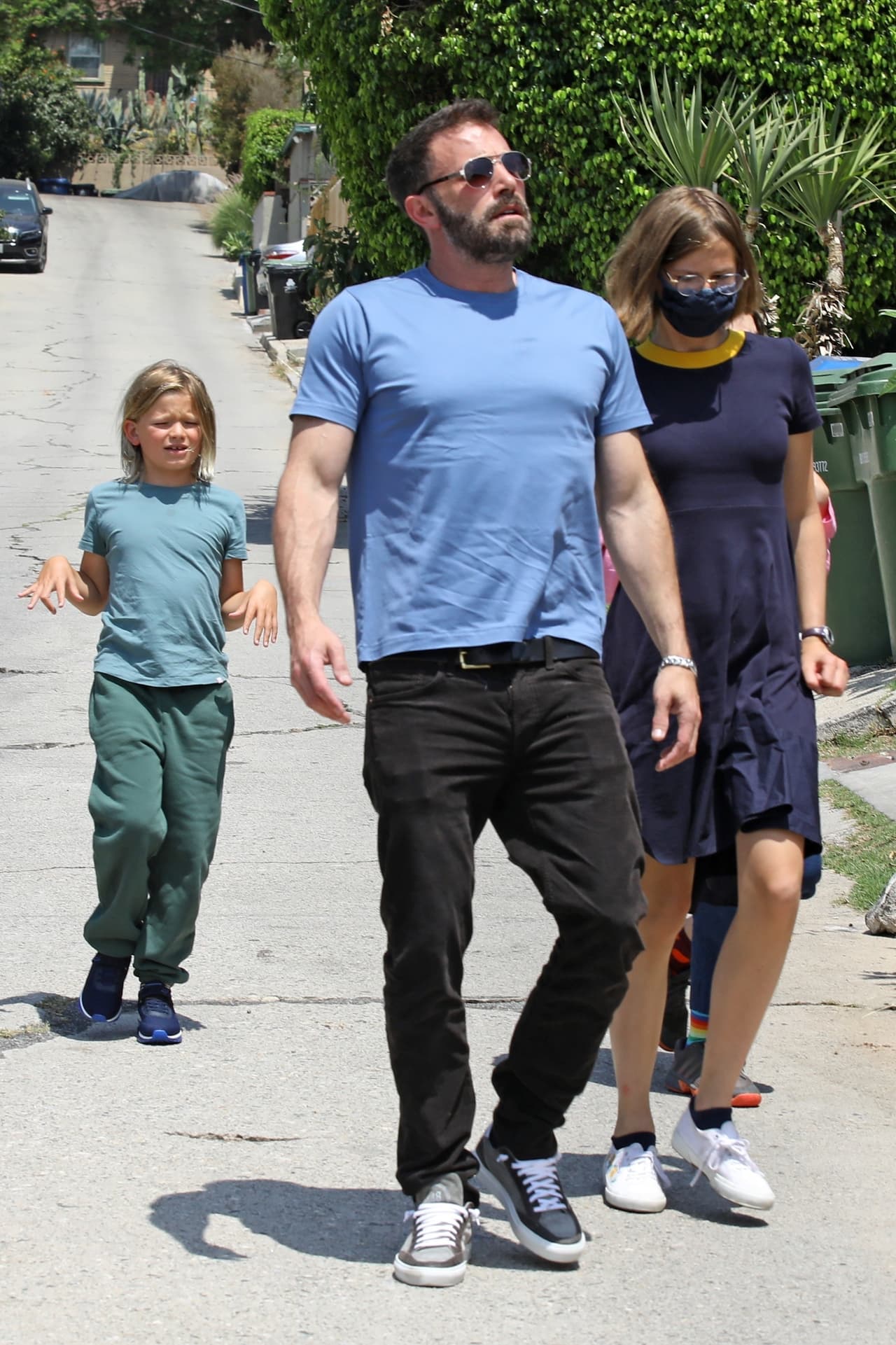 Pero mientras el actor pasó el domingo junto a sus hijos, y sin la cantante, ella decidió hacer su propio plan. 
<br>