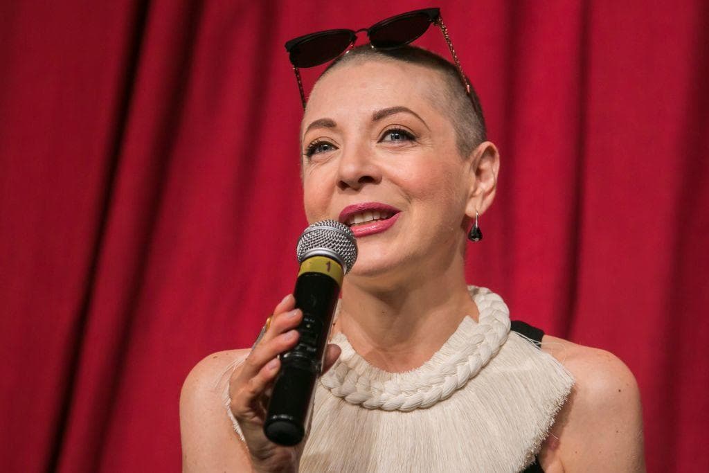 "Gracias por permitirme ser tu madre": 
<a href="https://www.univision.com/famosos/gracias-por-permitirme-ser-tu-madre-lee-el-mensaje-de-edith-gonzalez-a-su-hija-constanza-fotos">lee aquí el mensaje</a> de Edith González a su hija Constanza 
<a href="https://www.univision.com/famosos/muere-la-primera-actriz-edith-gonzalez-a-los-54-anos"><b>Edith González murió</b></a> el 13 de junio de 2019 y su cuenta de Instagram confirmó su fallecimiento con 
<a href="https://www.univision.com/famosos/una-foto-con-su-hija-constanza-es-la-despedida-de-edith-gonzalez-en-instagram-con-esta-foto-con-su-hija-edith-gonzalez-se-despidio-en-instagram-fotos"><b>una fotografía de ella con su hija</b></a> Constanza, que lo era todo para ella. En agosto de 2018, para festejar el cumpleaños número 14 de su niña, le escribió un sentido mensaje, tierno y desagarrador, que ahora tras su fallecimiento dice mucho de la 
<a href="https://www.univision.com/famosos/edith-gonzalez-murio-sin-poder-hacer-realidad-el-sueno-de-su-hija-constanza-fotos"><b>relación que tenían madre e hija</b></a>