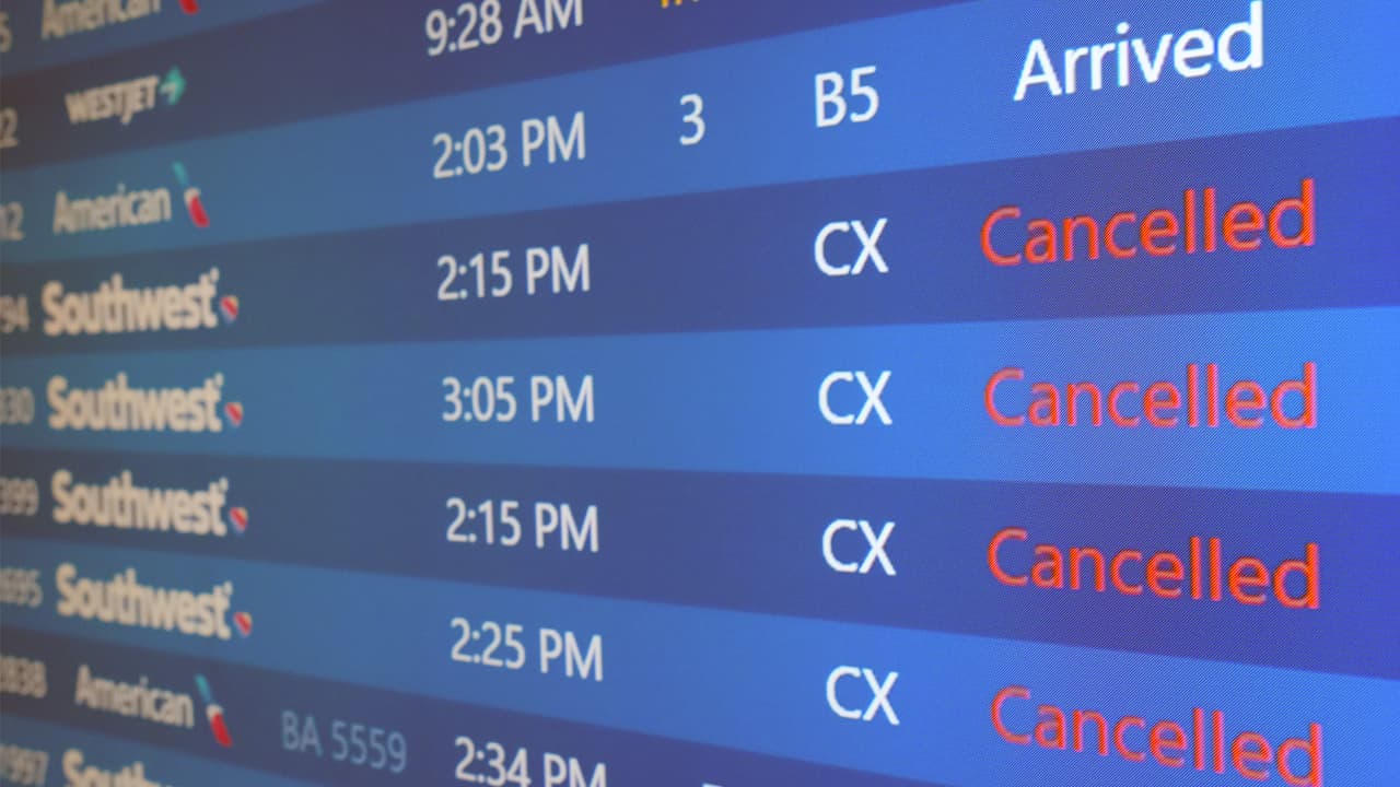 Southwest
<b>comenzó a aceptar reservas nuevamente</b> el viernes, y los ejecutivos han comenzado lo que sin duda es un largo camino para recuperar la confianza de los viajeros, agrega AP.