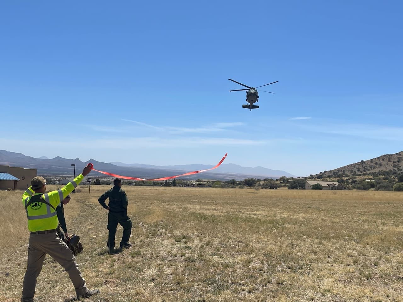 La inmigrante formaba parte de un grupo y no pudo continuar debido a una lesión en la pierna. AZDPS coordinó con el equipoBORSTAR de la Patrulla Fronteriza el rescate de la mujer.