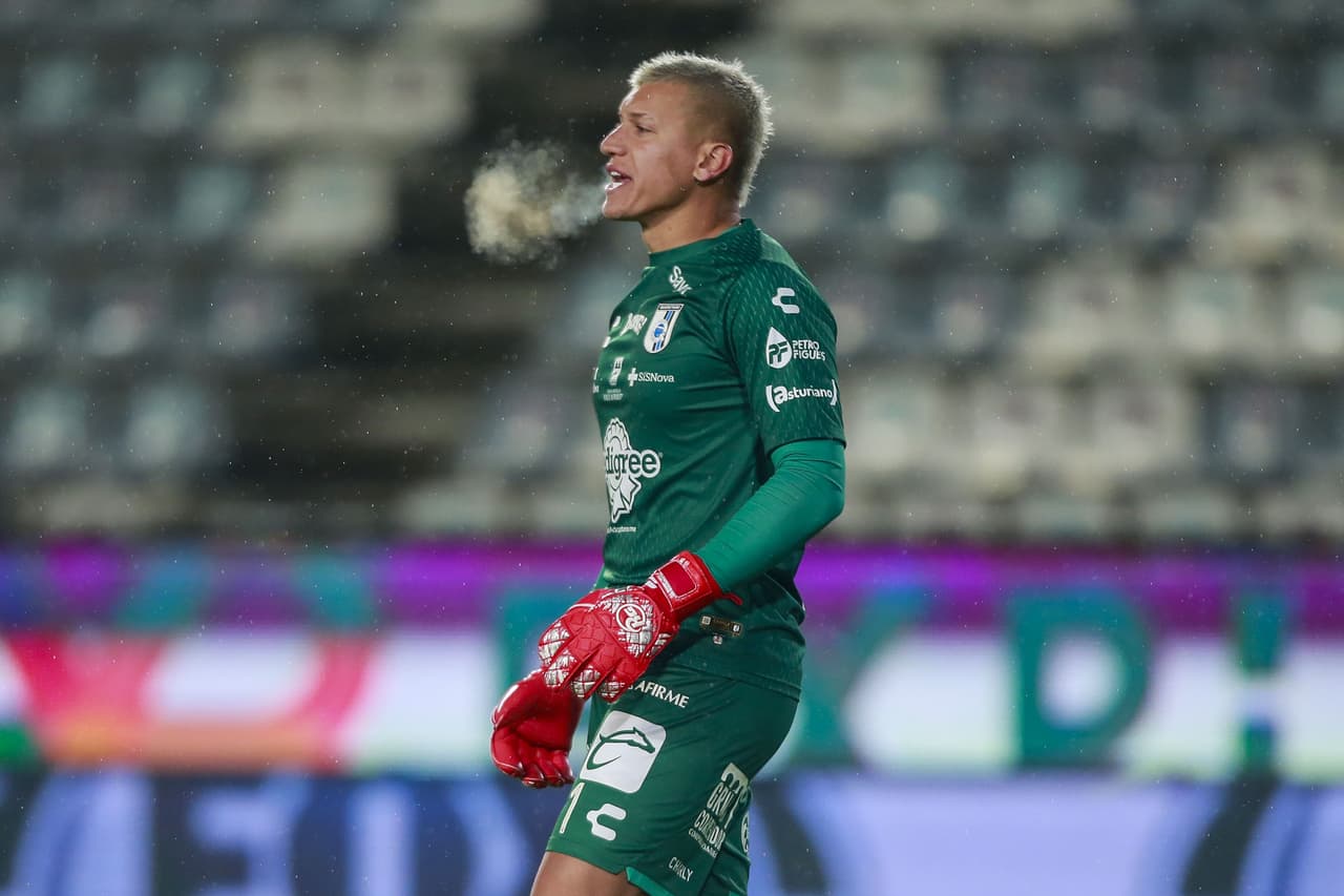Los Tuzos se fueron con ventaja al descanso tras los tantos de Nicolás Ibáñez y Luis Chávez, pero Ángel Sepúlveda rescató el empate para los Gallos; José Angulo había adelantado a los visitantes.