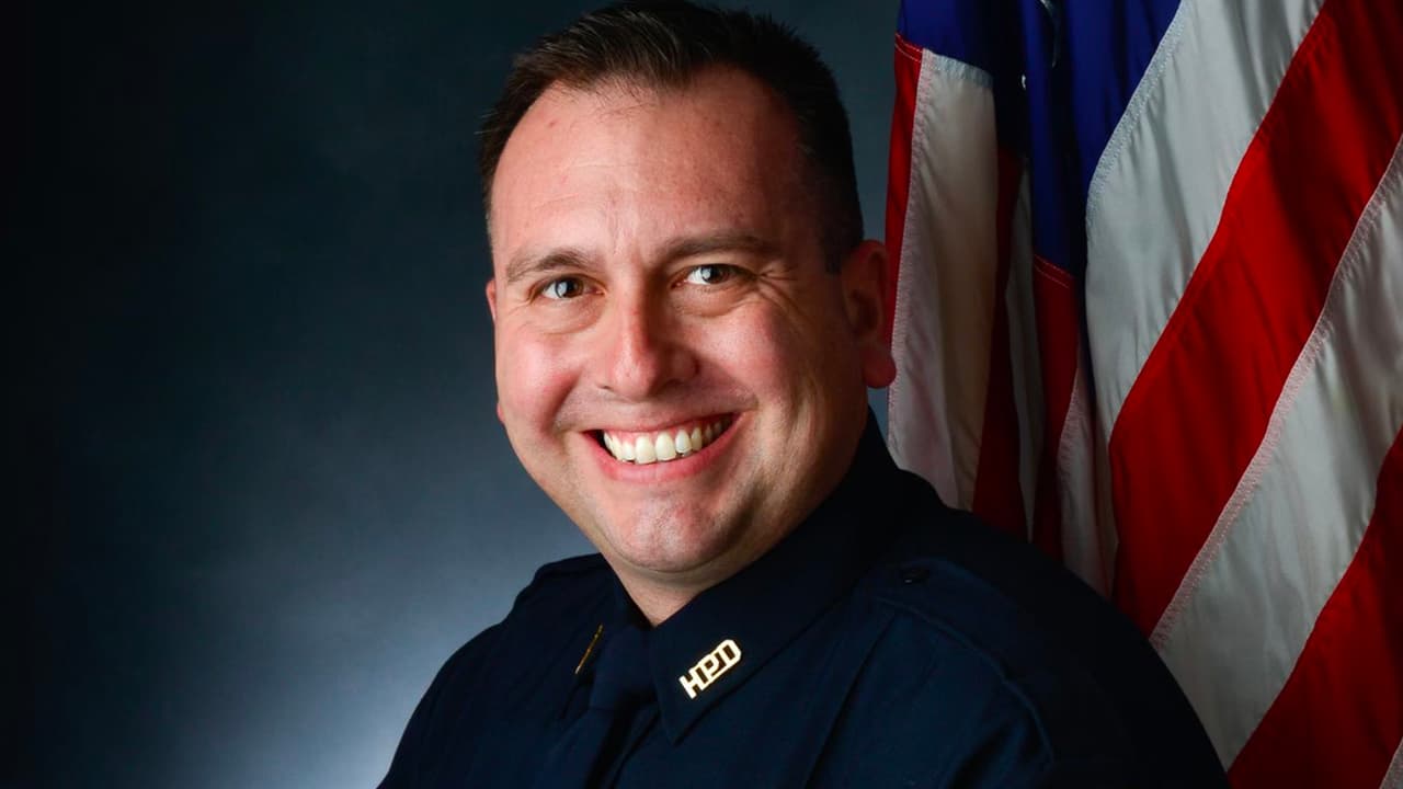 "Tenemos roto el corazón": jefe de la policía de Houston lamenta la muerte a tiros de uno de sus oficiales