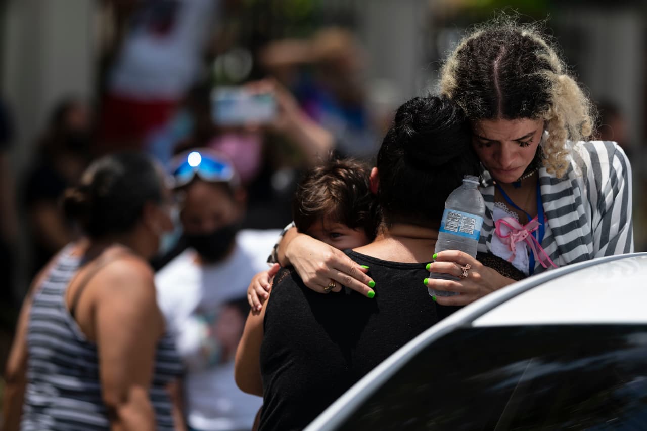 Bereliz Rodríguez, derecha, se consuela duramte el cortejo fúnebre que transportaba los restos de su hermana asesinada Keishla Rodríguez.