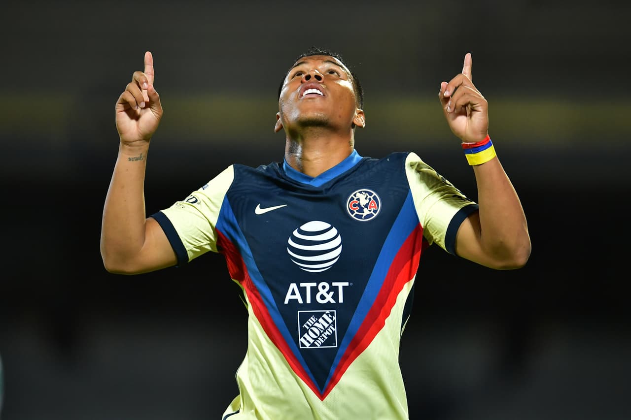 Tras una gran asistencia de Sebastián Córdova deja en mano a mano a Roger Martínez que marca el 1-0.