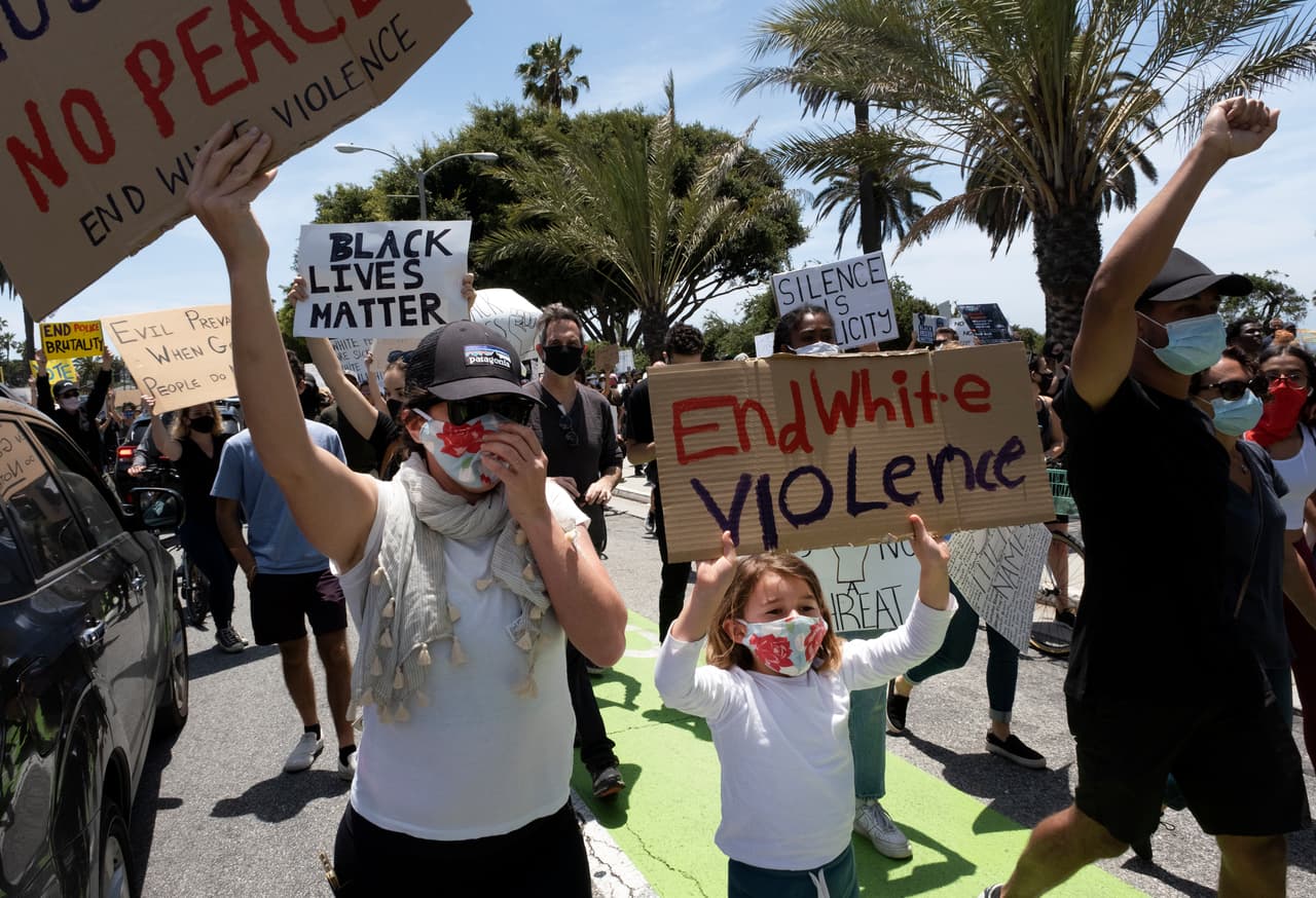 La manifestación fue pacífica, organizada y en ella participaron adultos y niños con proclamas y anuncios pidiendo el fin de la violencia.
<br>