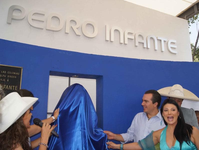 Junto al Centro Cultural, recién se reinauguró el Foro Pedro Infante, donde además se develó un busto en honor al querido 'Pepe el Toro'.