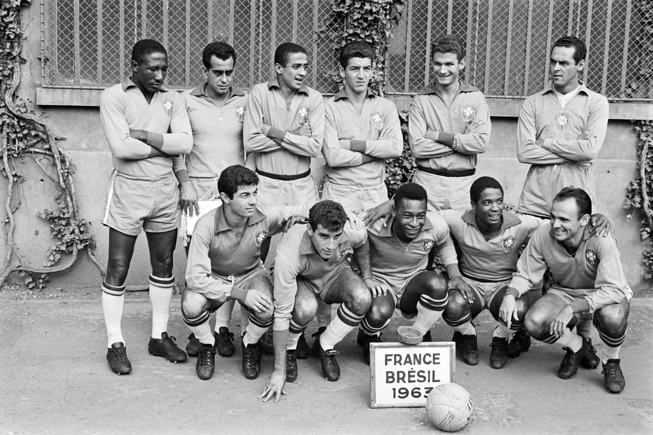 Con 16 años de edad fue fichado por el equipo Santos de São Paulo. Fue en este equipo donde el jugador demostró su talento y se convirtió en el maximo goleador en los 11 torneos en los que jugó.
<br>
<br>En esta foto, los futbolistas brasileños posan el 28 de abril de 1963 en Colombes antes del partido Francia vs Brasil. Pelé sonríe arrodillado detrás del tablero.