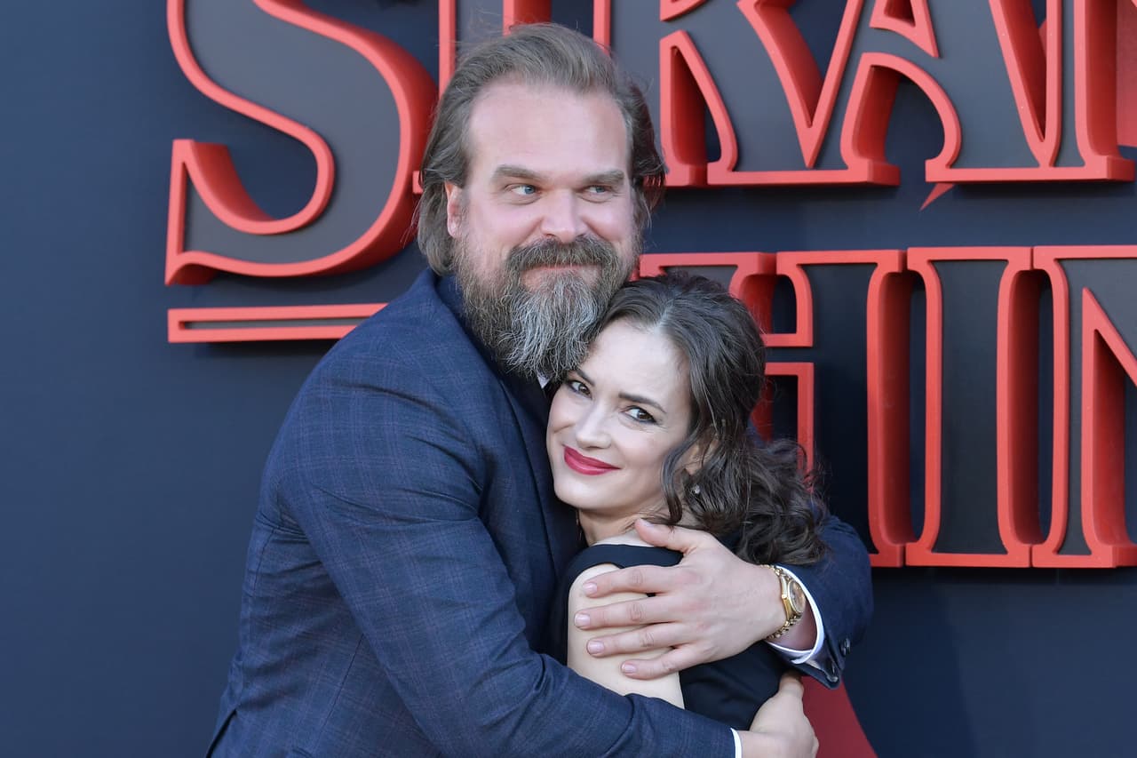 David Harbour y Winona Ryder