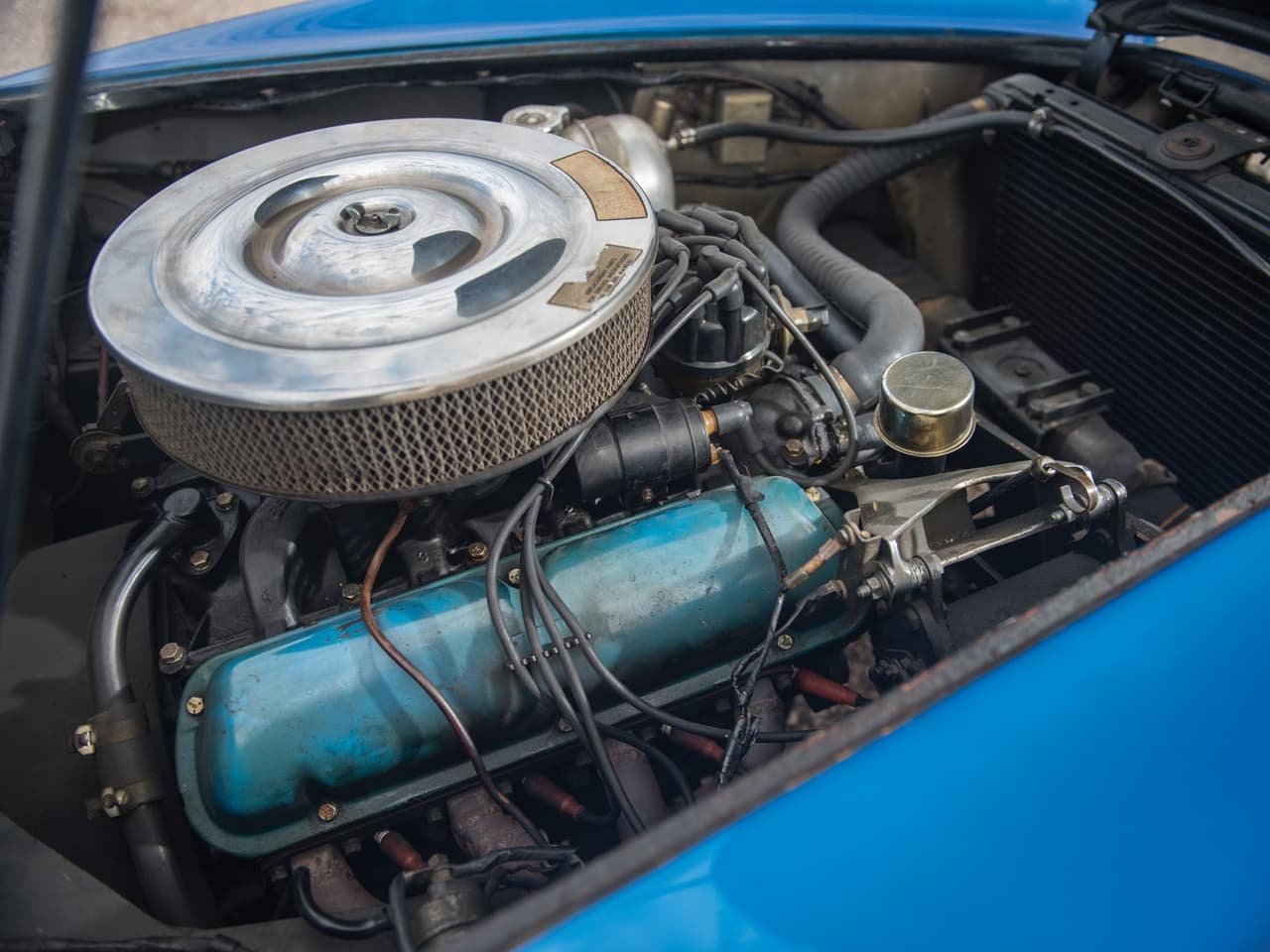 El 
<b>Shelby Cobra CSX 2000 </b>dispone de un motor V8 de 260 pulgadas cúbicas de desplazamiento (4.3 litros) con 
<b>260 caballos de fuerza</b> que hace posible una aceleración de 0 a 60 mph en 4.2 segundos.