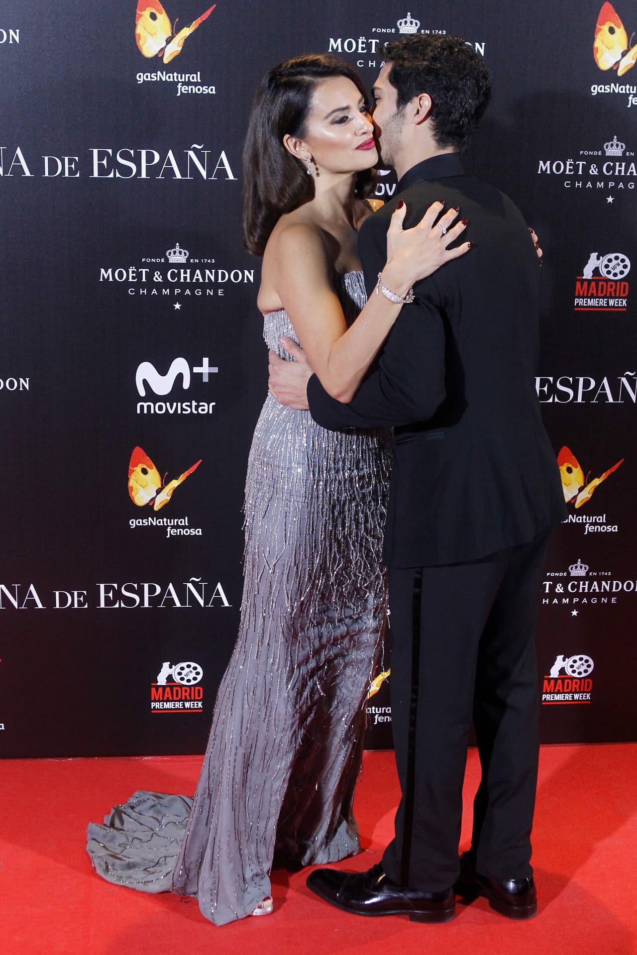 Penélope saludando a Chino.