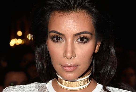 El amor por la moda le costó caro a Kim Kardashian, pues fue atacada a su llegada al desfile de Balmain.