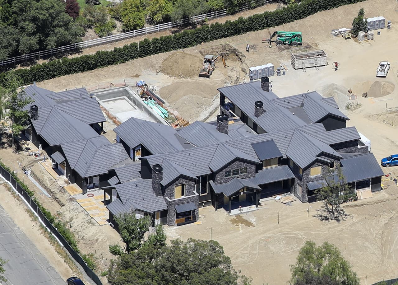 El medio reportó que la residencia de Khloé Kardashian sumará 18,000 pies cuadrados y cuenta con 
<b>8 habitaciones y 9.5 baños. </b>
<br>