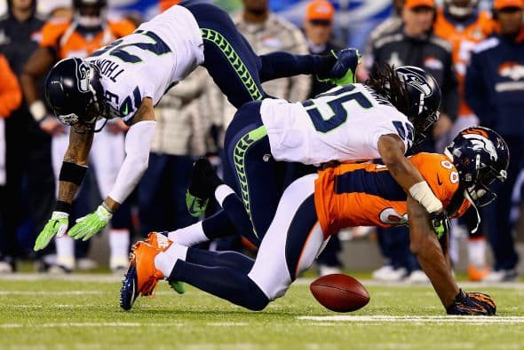 Los Seahawks, con un fútbol "total", el que había trabajado el entrenador del equipo durante toda la temporada regular, el veterano Pete Carroll, derrotaron por paliza de 43-8 a los Broncos, la mejor ofensiva de liga, con el mariscal de campo Peyton Manning a la cabeza. No habían pasado ni 12 segundos desde el comienzo del partido y los Seahawks ya hicieron historia con la anotación más rápida que se había dado jamás en un Super Bowl. Pero lo peor no fue el dejarse anotar dos puntos, sino la imagen de enfrentamiento entre Manning y el centro de origen mexicano Manny Ramírez, que no le dio bien al balón, y aunque el corredor Knowshon Moreno lo recuperó, lo hizo en la zona de protección. La mejor ofensiva de la NFL estaba paralizada, sin saber qué hacer, y ahí fue el comienzo y el final del partido disputado en el MetLife Stadium, de East Rutherford (Nueva Jersey), donde la temperatura fue de 43 grados. Malcom Smith recibió el premio de Jugador Más Valioso (MVP), el octavo defensor que lo consigue en un partido de Super Bowl y el tercer apoyador. Carroll, de 61 años, el tercer entrenador con más edad de la NFL que ganó un Super Bowl, se convirtió en el tercer entrenador que logra los dos títulos de campeón universitario de la NCAA con el equipo de USC y ahora los Seahawks en la NFL.