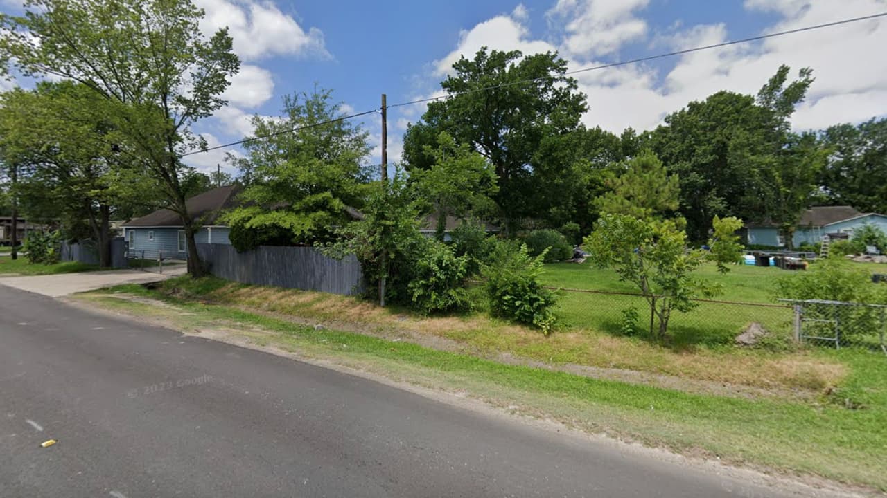 Dos hermanos terminan baleados: uno de 19 años muere en Houston