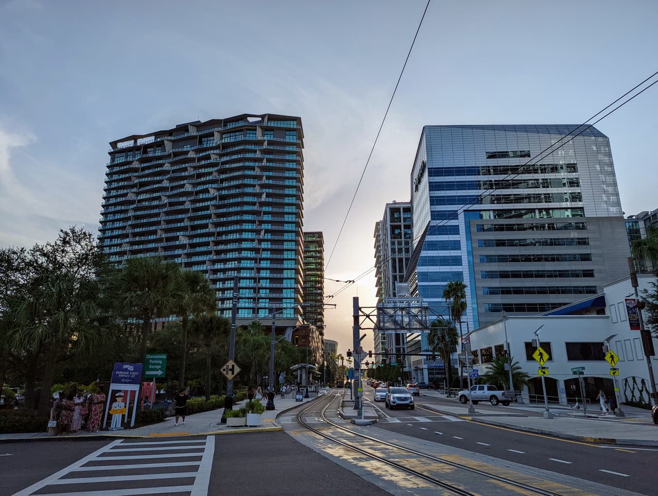Los horarios del Streetcar de Tampa son de lunes a jueves de 7 AM a 11 PM, viernes de 7 AM a 2 AM, sábado de 8:30 AM a 2 AM y domingo de 8:30 AM a 11 PM. El viaje completo tiene una duración de aproximadamente 25 minutos.