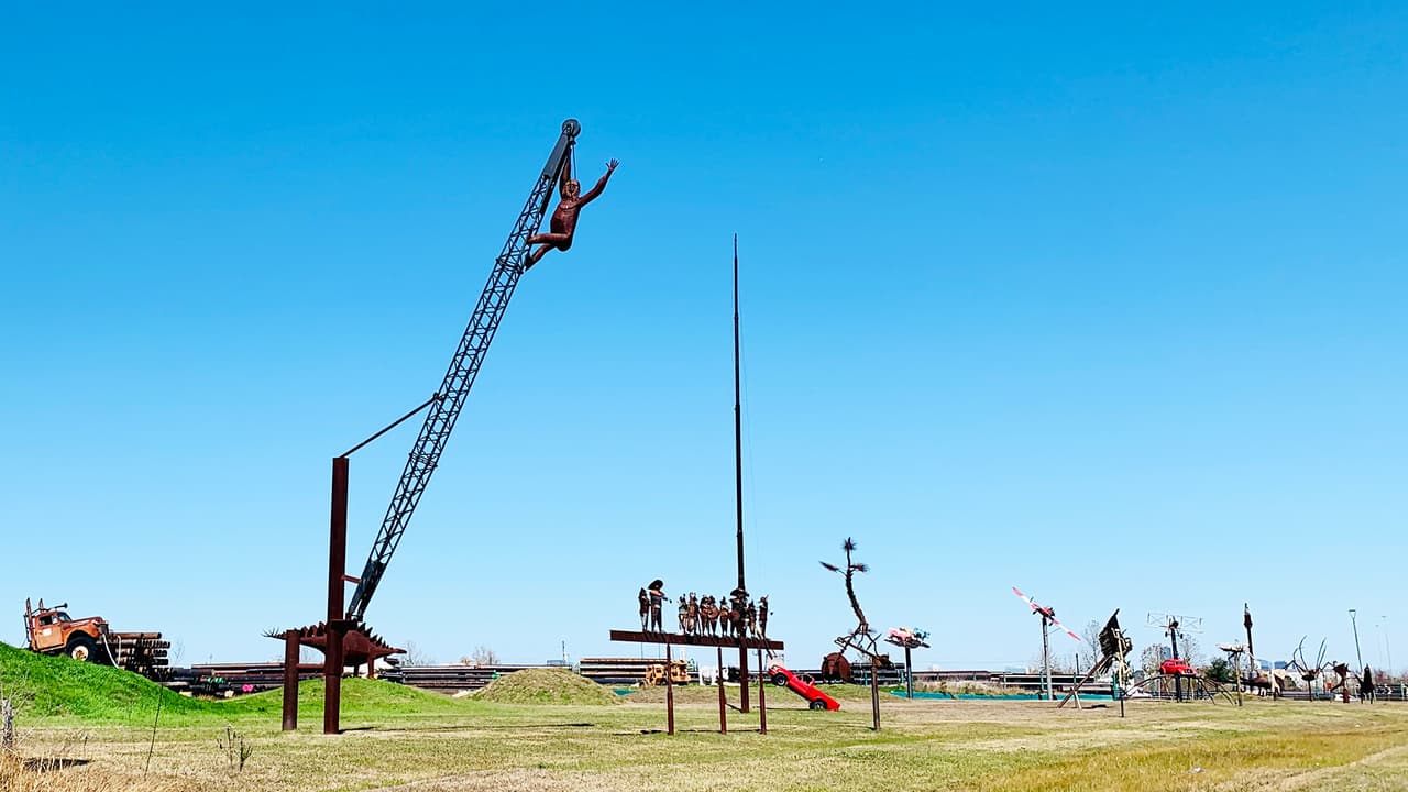 La exhibición se encuentra en un espacio de 108 acres en la lateral de la carretera 
<b><a href="https://www.google.com/maps/place/South+Fwy+%26+W+Bellfort+Ave,+Houston,+TX+77051/@29.6677157,-95.3862341,17z/data=!3m1!4b1!4m5!3m4!1s0x8640954ffb745dc7:0xdbd6482fa7edfa1!8m2!3d29.6677111!4d-95.3840401?hl=en" target="_blank">288 South y Bellfort Street</a></b> al sur de Houston.