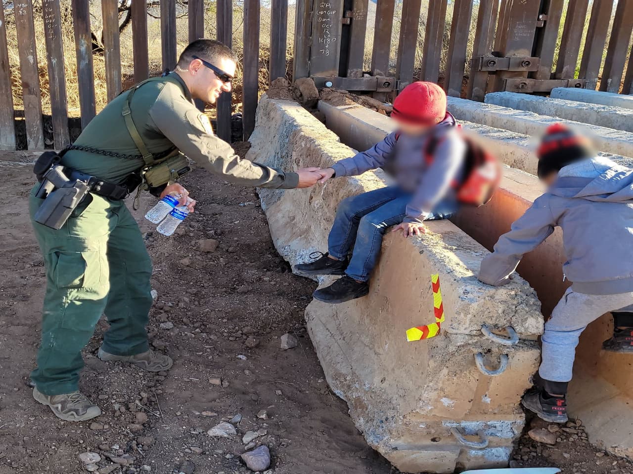 Agentes de la estación Douglas localizaron a dos niños no acompañados. Los traficantes abandonaron a los hermanos, de 5 y 8 años, en la frontera cerca de Douglas.