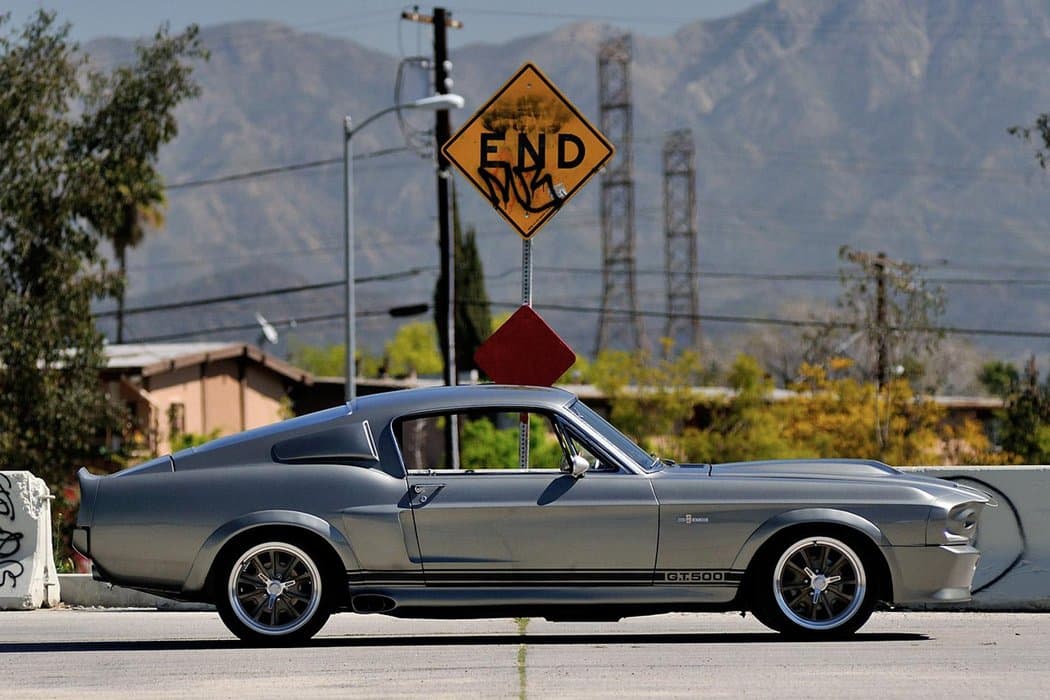 <b>Eleanor, el Shelby GT500 de la película Gone in 60 Seconds</b>
<br>
<br>26 años después de la película original, Gone in 60 Seconds regresó con un nuevo elenco y una nueva 
<b>Eleanor</b>. Este auto es tan icónico que, a lo largo del tiempo, muchos han construido réplicas exactas con un valor de hasta $200,000. La Eleanor que participó en la película, junto a Nicholas Cage y Angelina Jolie, fue subastada en 2013 en $1,000,000. Sin duda, un nombre que hoy en día tiene un gran significado.