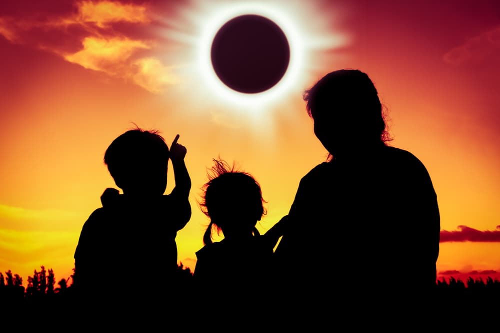 Junio marca el inicio de tu mes de cumpleaños el día cúspide 21/22 coincidiendo con un eclipse de Sol que anuncia tu ciclo de cumpleaños el cual se extenderá hasta el día cúspide 21/22 de julio cuando termine tu período anual de cumpleaños, con otro eclipse de tu regente la Luna, el día 5 de julio en tu signo opuesto. Agosto te sorprende gratamente con Mercurio directo en tu signo la primera semana del mes en el que habrá un novilunio el 26. 
<br>