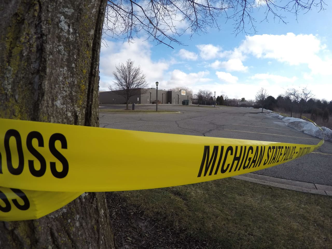Cinta de policía rodea uno de los estacionamientos atacados.