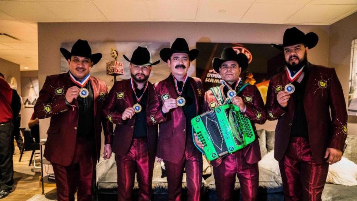 En agosto de 2012, Alfredo González “El Zurdo” recibió un galardón a 'Mejor Acordeonista' de ese año, en la entrega de Premios de la Calle, en Los Angeles, California.