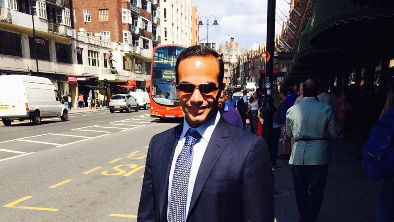 <b>George Papadopoulos: un asesor de la campaña de Trump de bajo rango que mintió al FBI.</b> A finales de 2017 se declaró 
<a href="https://www.univision.com/noticias/politica/exasesor-de-campana-de-trump-debera-presentarse-a-prision-este-lunes">culpable de mentir a los agentes federales sobre el momento y la importancia de sus contactos con los rusos,</a> incluyendo un profesor que le dijo que los rusos tenían información dañina sobre la rival presidencial demócrata de Trump, 
<a href="https://www.univision.com/temas/hillary-clinton"><u>Hillary Clinton</u></a>.