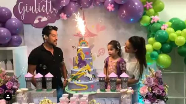 El encendido de la velita fue un momento muy especial, ya que la princesa Giulietta escuchó las mañanitas de sus seres queridos y pudo pedir un deseo en compañía de sus papis.
<br>