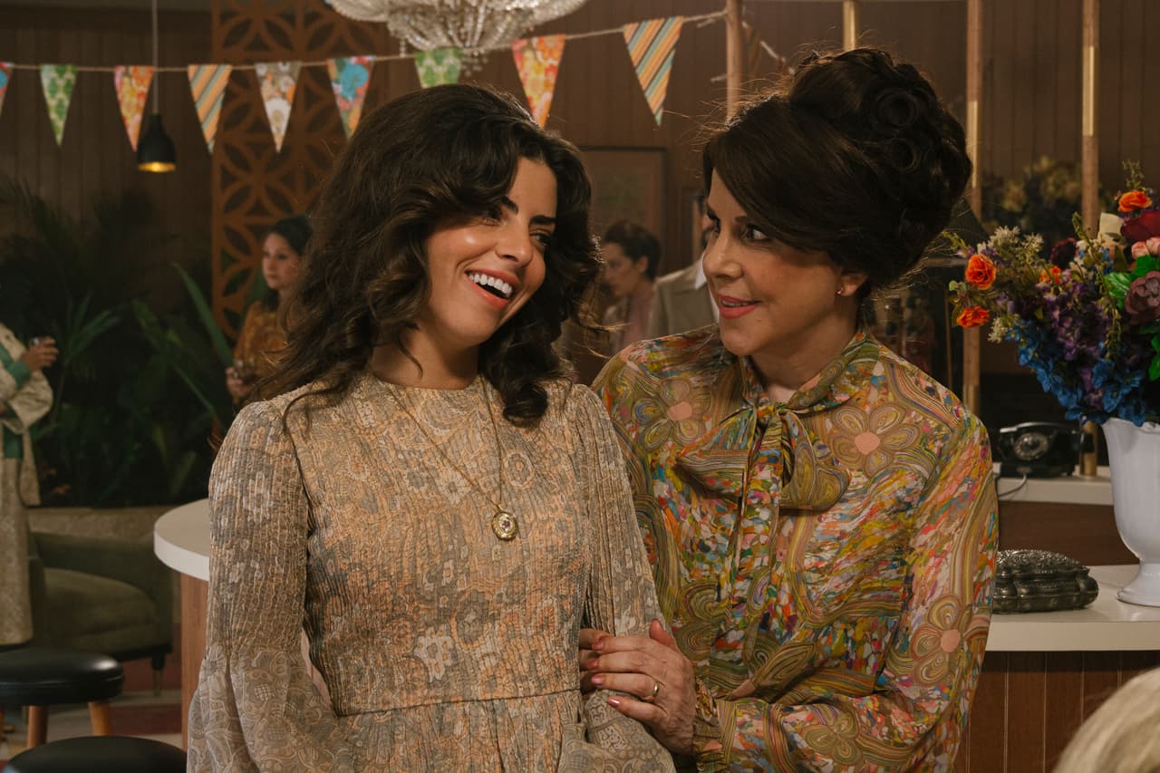 En la tercera temporada, la mexicana Isabel Burr será Virginia. Pero en la vida real Rebecca Jones tiene 63 años y Verónica Castro 68, por lo que sería imposible que fueran madre e hija.