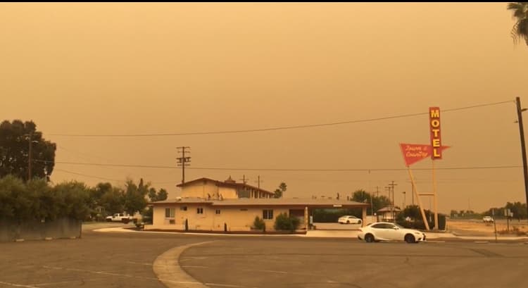 La alerta por la
<b><a href="https://www.univision.com/local/fresno-kftv/emiten-alerta-por-mala-calidad-del-aire-en-el-valle-central-debido-a-multiples-focos-de-incendios">mala calidad del aire </a></b>se mantiene hasta que los incendios sean controlados. De acuerdo al gobernador de California existen al menos 300
<b><a href="https://www.univision.com/local/sacramento-kuvs/estas-son-las-zonas-del-norte-de-california-bajo-ordenes-de-evacuacion">incendios forestales. </a></b>Algunos de ellos menores agrupados en un sólo.
<b><a href="https://www.fire.ca.gov/incidents/2020/" target="_blank">El Departamento de Bomberos</a></b> reporta 28 de gran magnitud.