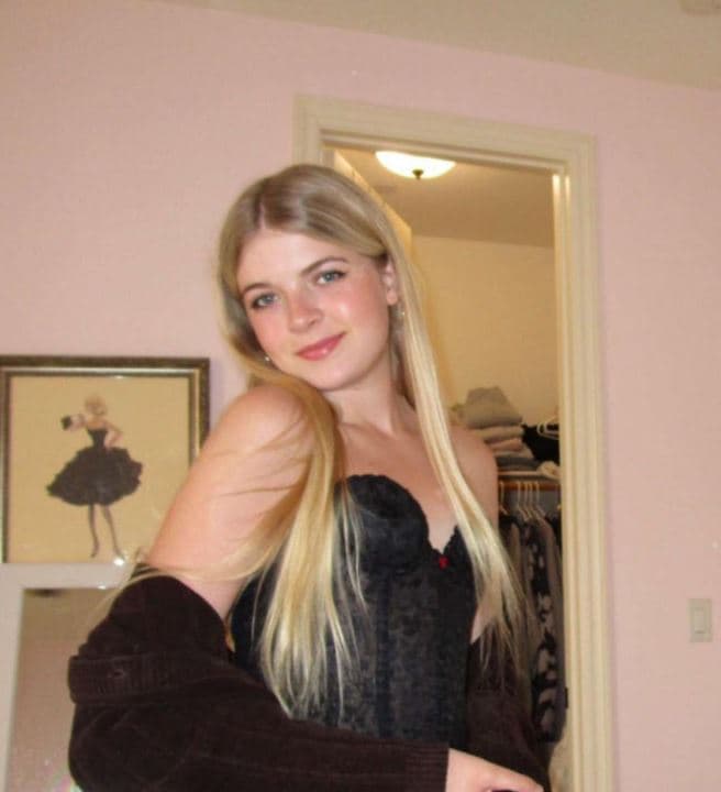 A diferencia de su hermana que suma más de 50 mil followers en esta red social, Lola suma alrededor de 9 mil 300 seguidores, quienes constantemente elogian su belleza.