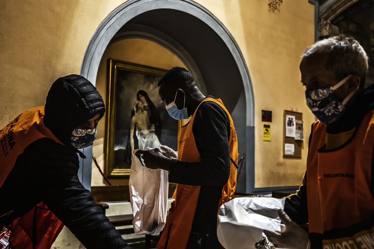 <b>‘De la piedad a la solidaridad’</b>. Durante la crisis del coronavirus ocho personas sin hogar han vivido confinadas en una iglesia en la parroquia de Santa Ana (Barcelona). Antes de marzo la iglesia ofrecía comida para unas 150 personas todos los días, pero con la pandemia la parroquia alimenta a más 250 personas. Esta es una prueba de la emergencia social detrás de la crisis sanitaria que vivimos en España”, contó el autor de esta imagen. Ganadora del tercer lugar en la categoría ‘prensa/reportaje’.